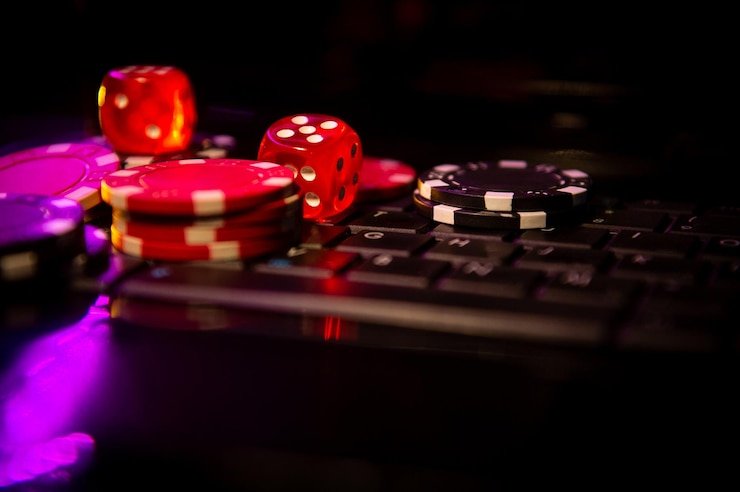 Pengguna membaca rincian bonus di ponsel